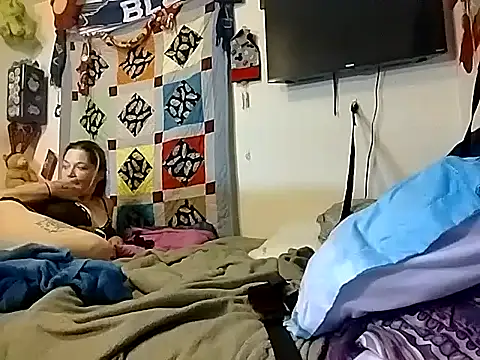 Snapshot of SnowBunny1224 chatting on 09.29.25 SnowBunny1224 online show from 09.29.25