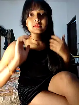 Snapshot of RAYI_Queen_2 chatting on 10.19.25 RAYI Queen 2 online show from 10.19.25