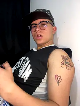 Snapshot of Kurtxxx22 chatting on 09.18.25 Kurtxxx22 online show from 09.18.25