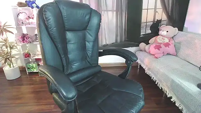 Suzie Wet Cave online show from 11.02.25