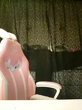 Snapshot of EmilyAngelUK chatting on 10.11.25 EmilyAngelUK online show from 10.11.25