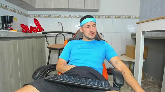 Snapshot of BrunoWalkerr chatting on 09.16.25 BrunoWalkerr online show from 09.16.25
