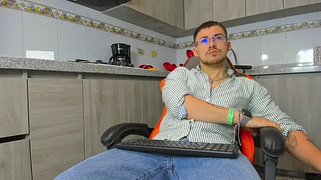 Snapshot of BrunoWalkerr chatting on 09.19.25 BrunoWalkerr online show from 09.19.25