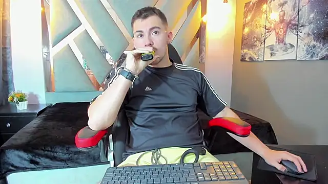 Snapshot of BrunoWalkerr chatting on 10.15.25 BrunoWalkerr online show from 10.15.25