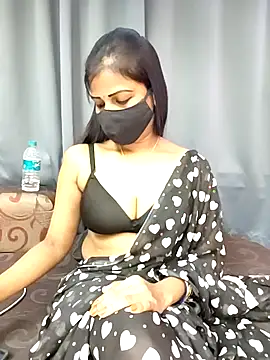 Snapshot of Misss-julli chatting on 10.04.25 Misss-julli online show from 10.04.25