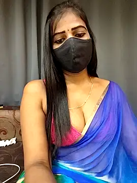 Snapshot of Misss-julli chatting on 11.17.25 Misss-julli online show from 11.17.25