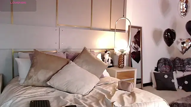 Lina Montclair online show from 10.10.25