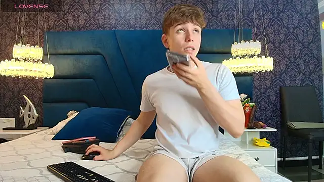 TaylerWhite online show from 01.11.26