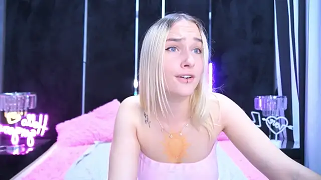 LilElfie online show from 10.10.25