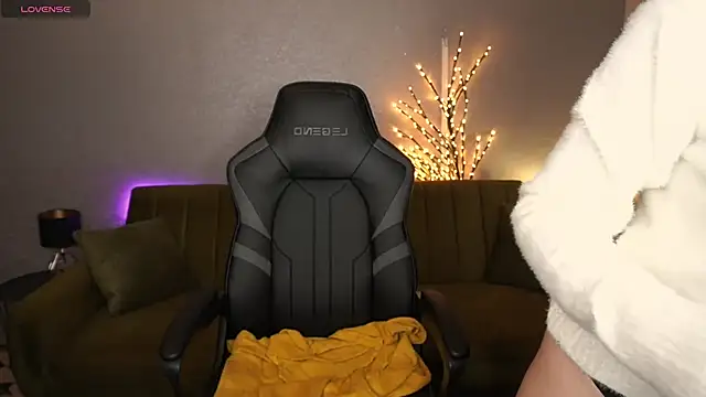 LilElfie online show from 11.15.25