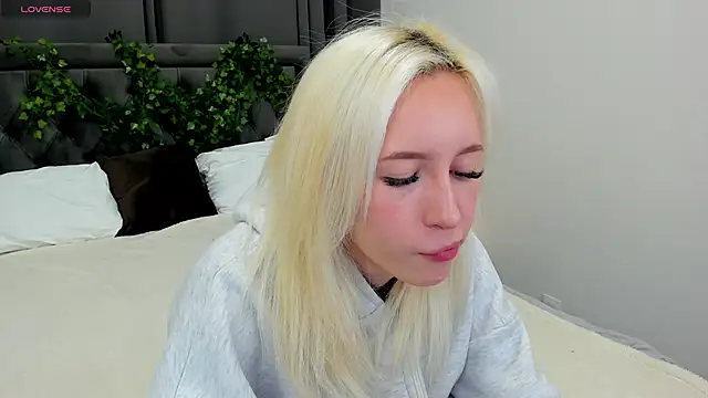 cute luucy online show from 11.18.25