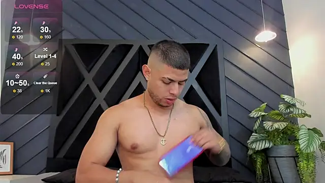 Snapshot of marco_garciia_ chatting on 10.30.25 marco garciia online show from 10.30.25