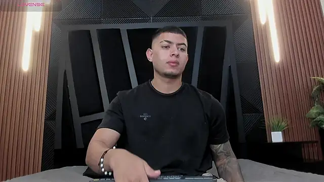 Snapshot of marco_garciia_ chatting on 11.16.25 marco garciia online show from 11.16.25