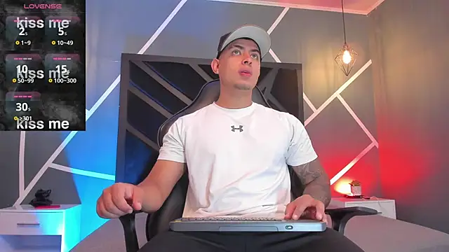 Snapshot of marco_garciia_ chatting on 11.23.25 marco garciia online show from 11.23.25