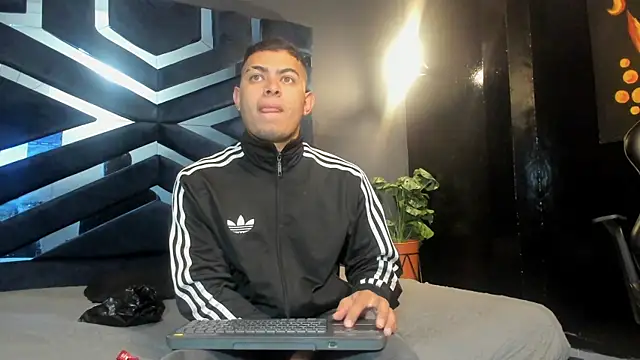 Snapshot of marco_garciia_ chatting on 11.30.25 marco garciia online show from 11.30.25