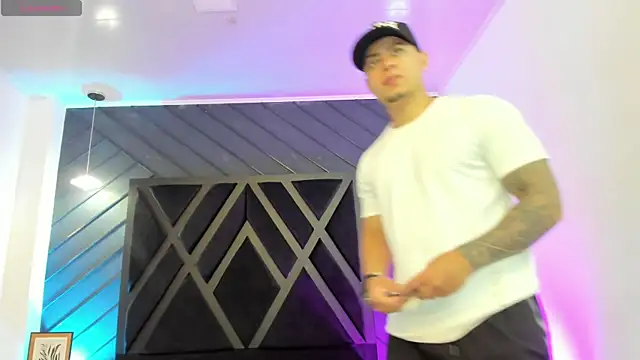 Snapshot of marco_garciia_ chatting on 12.04.25 marco garciia online show from 12.04.25