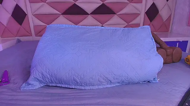 Snapshot of valecastro_ chatting on 09.08.25 valecastro  online show from 09.08.25