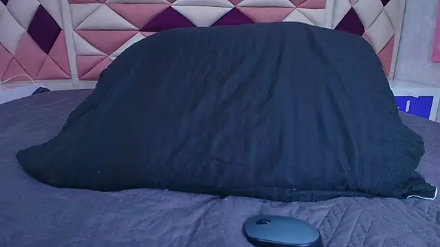 Snapshot of valecastro_ chatting on 09.14.25 valecastro  online show from 09.14.25