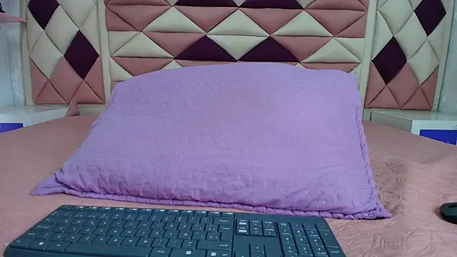 Snapshot of valecastro_ chatting on 10.06.25 valecastro  online show from 10.06.25