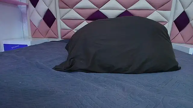 Snapshot of valecastro_ chatting on 10.10.25 valecastro  online show from 10.10.25