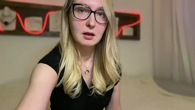 Snapshot of KiraxFate chatting on 11.14.25 KiraxFate online show from 11.14.25