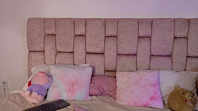 LolaYun online show from 09.23.25