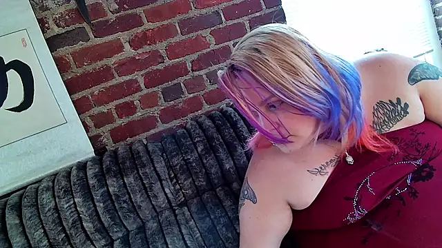 Snapshot of Jynxthefoxyfuck chatting on 12.04.25 Jynxthefoxyfuck online show from 12.04.25
