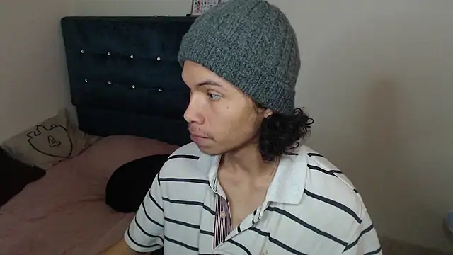 Snapshot of Xoxo_Smiles chatting on 10.28.25 Xoxo Smiles online show from 10.28.25