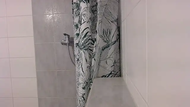 Snapshot of Hijuga chatting on 11.22.25 Hijuga online show from 11.22.25