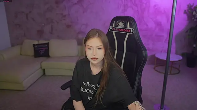 Snapshot of Esmie_Smile chatting on 05.25.26 Esmie Smile online show from 05.25.26
