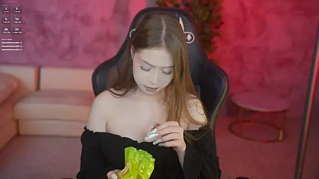 Snapshot of Esmie_Smile chatting on 06.17.26 Esmie Smile online show from 06.17.26