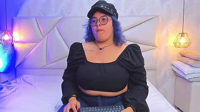 lulukawai16 online show from 11.14.25