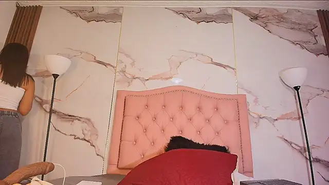 AlyaThompson online show from 04.21.26