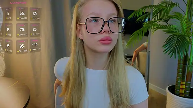 Snapshot of emilyshepar_d chatting on 09.24.25 emilyshepar d online show from 09.24.25