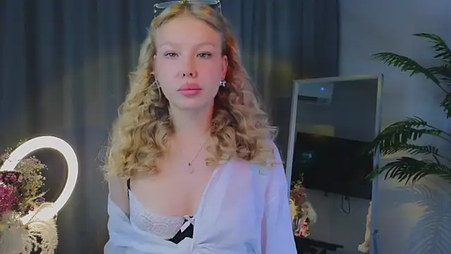 Snapshot of emilyshepar_d chatting on 09.29.25 emilyshepar d online show from 09.29.25