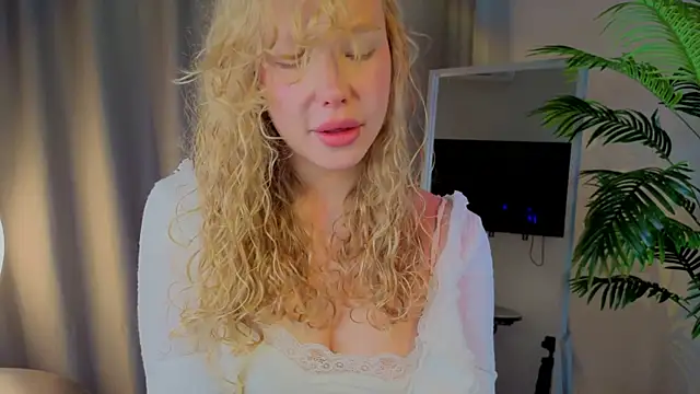 Snapshot of emilyshepar_d chatting on 10.27.25 emilyshepar d online show from 10.27.25
