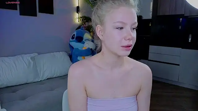 Snapshot of emilyshepar_d chatting on 06.19.26 emilyshepar d online show from 06.19.26