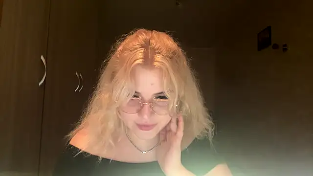 Snapshot of sunshinyflash chatting on 11.09.25 sunshinyflash online show from 11.09.25