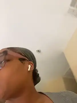 Snapshot of caramel__cremes chatting on 11.05.25 caramel cremes online show from 11.05.25