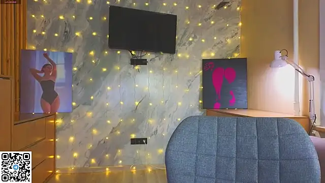 Snapshot of miss_bubbles_ chatting on 12.16.25 miss bubbles online show from 12.16.25