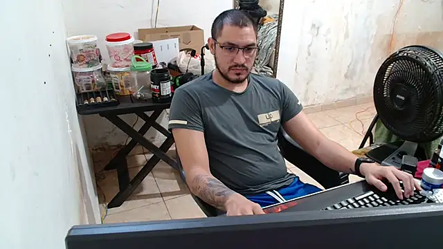 Snapshot of Leonino231 chatting on 10.10.25 Leonino231 online show from 10.10.25