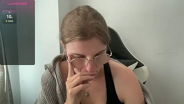 Snapshot of BustyKellyXXX chatting on 10.06.25 BustyKellyXXX online show from 10.06.25