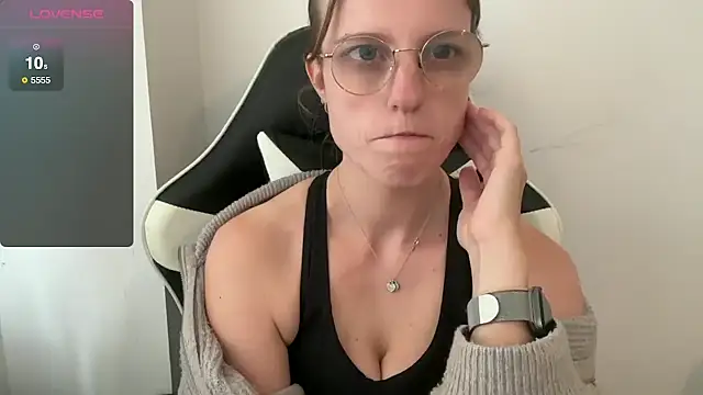 Snapshot of BustyKellyXXX chatting on 10.15.25 BustyKellyXXX online show from 10.15.25