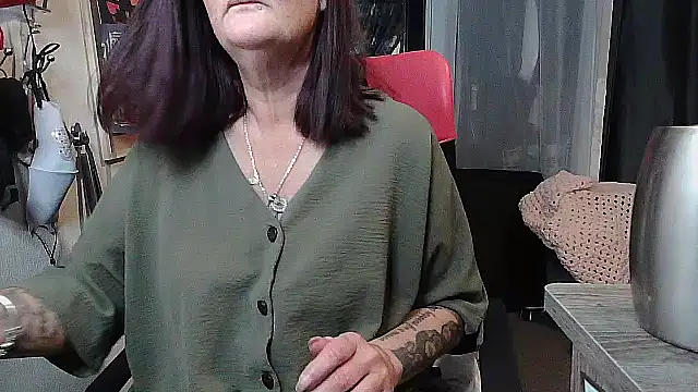 Mistress-Ivy51 online show from 10.28.25