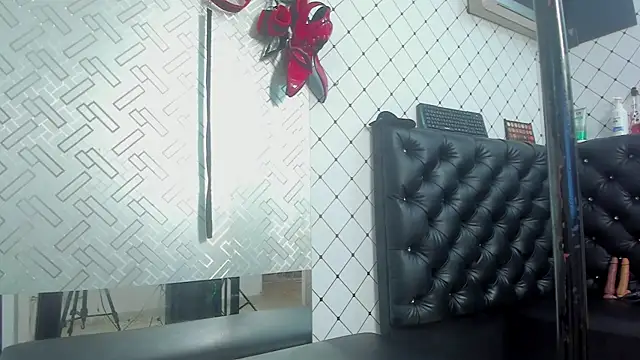 Snapshot of EMMA_SANTANA chatting on 10.18.25 EMMA SANTANA online show from 10.18.25