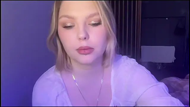 Snapshot of OpheliaRitz chatting on 12.20.25 OpheliaRitz online show from 12.20.25