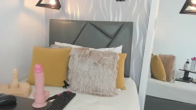 lucia-cute online show from 11.29.25