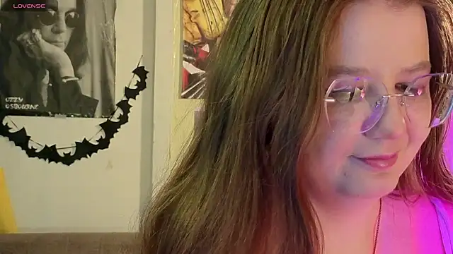 Sienna-Cow online show from 11.05.25