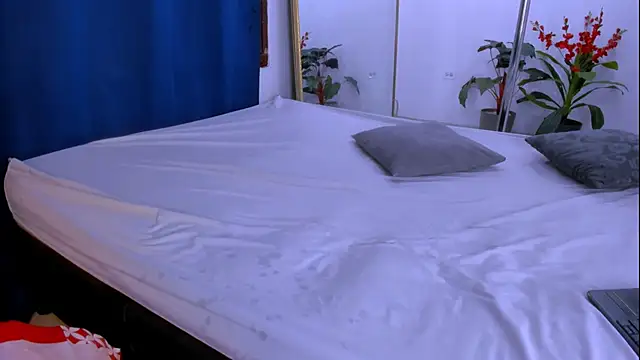 nahomy ryans online show from 12.15.25