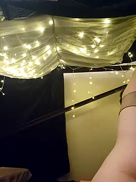 Snapshot of VeiledMuse chatting on 10.16.25 VeiledMuse online show from 10.16.25